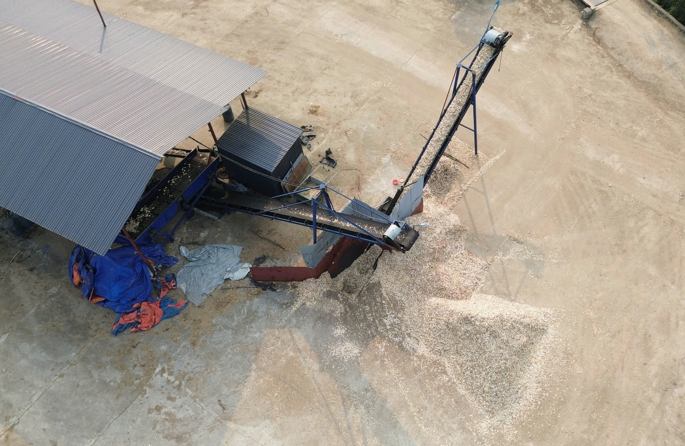 Chính quyền địa phương có văn bản yêu cầu dừng hoạt động sản xuất, nhưng chủ xưởng bất tuân. Chính quyền địa phương có văn bản yêu cầu dừng hoạt động sản xuất, nhưng chủ xưởng bất tuân.