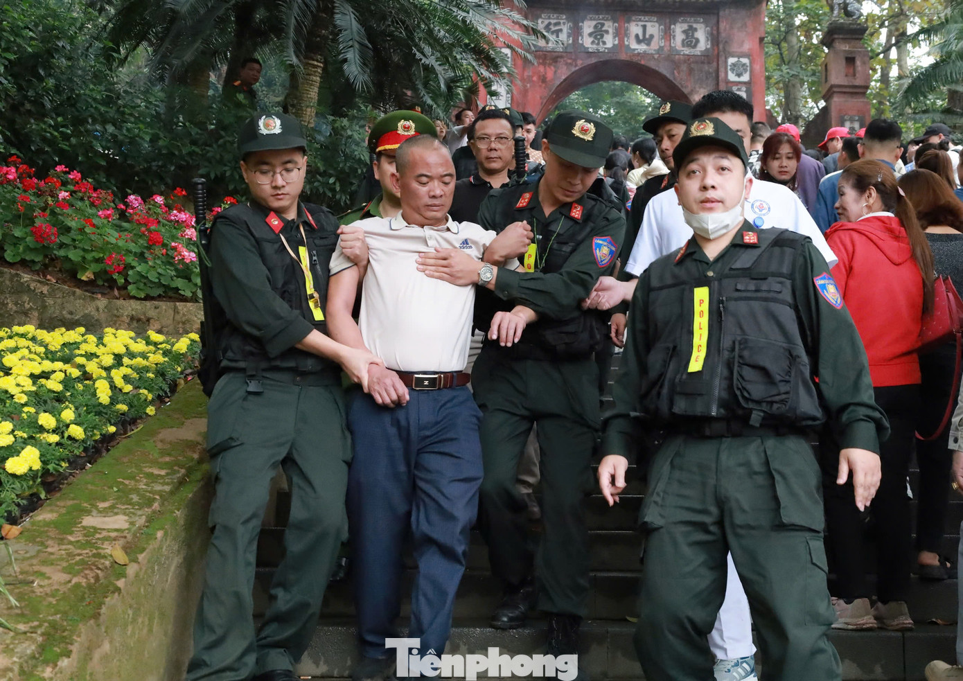 Một số người bị choáng, đã được lực lượng chức năng hỗ trợ chăm sóc y tế tận tình. Một số người bị choáng, đã được lực lượng chức năng hỗ trợ chăm sóc y tế tận tình.