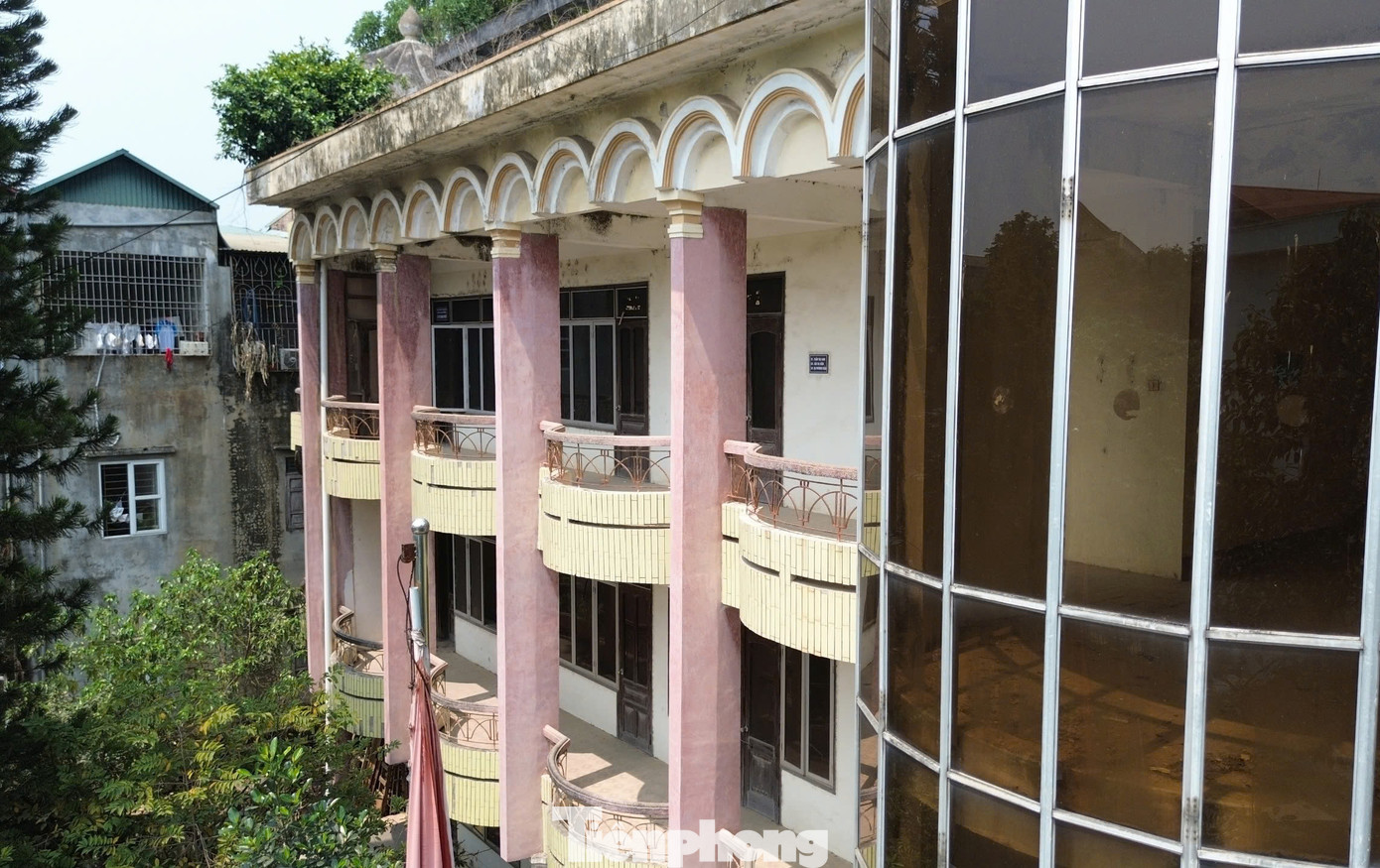 Anh Nguyễn Hữu T, một môi giới bất động sản nhận định, khu đất này nằm ở vị trí đắc địa của thành phố. Việc để một tòa nhà ở khu đất giá trị rơi vào tình trạng hoang tàn thực sự là điều đáng tiếc.