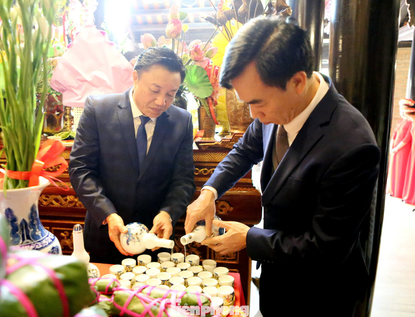 Đại biểu tỉnh Phú Thọ thành kính dâng hương, dâng hoa, lễ vật bày tỏ lòng biết ơn, tưởng niệm công đức của Tổ Mẫu Âu Cơ. Đại biểu tỉnh Phú Thọ thành kính dâng hương, dâng hoa, lễ vật bày tỏ lòng biết ơn, tưởng niệm công đức của Tổ Mẫu Âu Cơ.