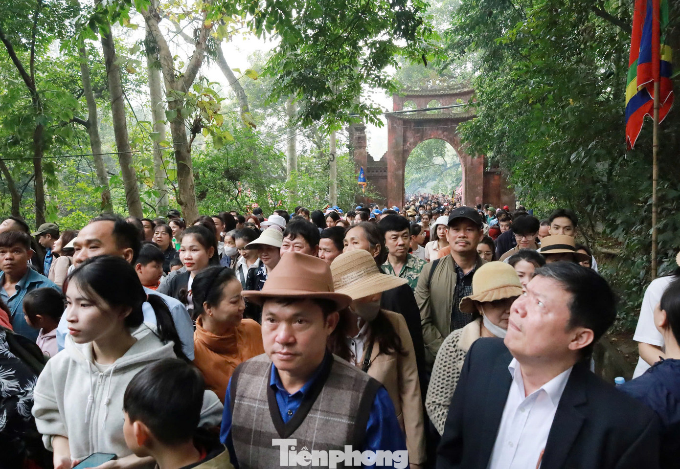 Du khách về Đền Hùng dịp giỗ Tổ. Du khách về Đền Hùng dịp giỗ Tổ.