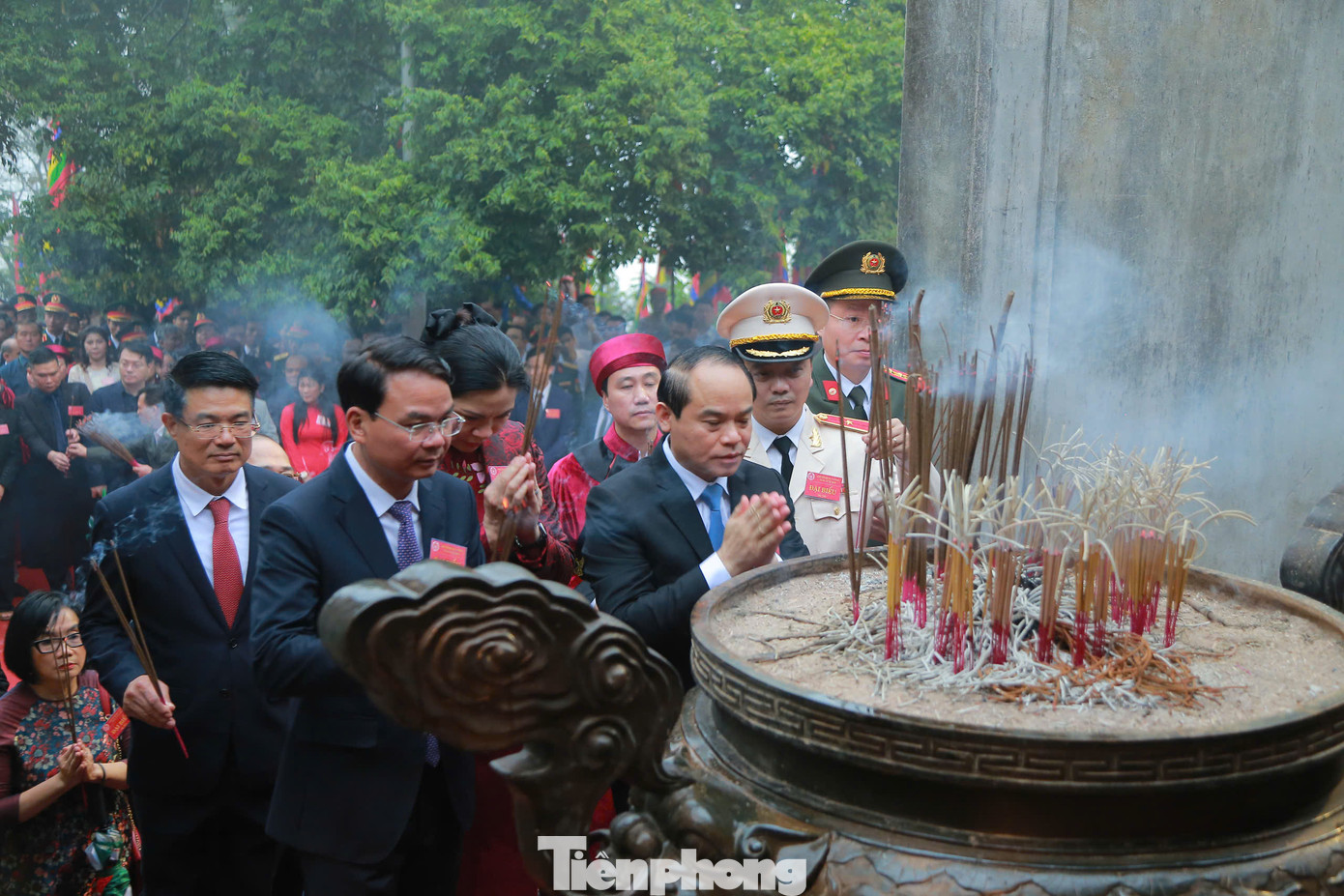 Lãnh đạo các cơ quan của Quốc hội, các bộ, ngành, địa phương dâng hương tưởng niệm các Vua Hùng trong ngày Giỗ Tổ. Lãnh đạo các cơ quan của Quốc hội, các bộ, ngành, địa phương dâng hương tưởng niệm các Vua Hùng trong ngày Giỗ Tổ.