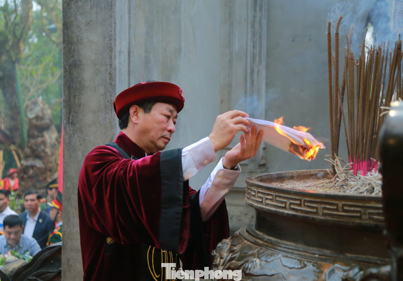 Ông Bùi Văn Quang, Chủ tịch UBND tỉnh Phú Thọ hoá chúc văn dâng lên các Vua Hùng. Ông Bùi Văn Quang, Chủ tịch UBND tỉnh Phú Thọ hoá chúc văn dâng lên các Vua Hùng.