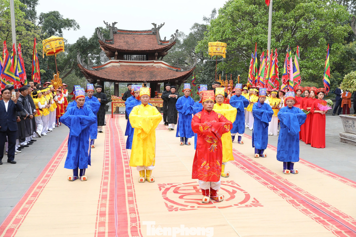 Đội tế lễ xã Chu Hóa (TP. Việt Trì) thực hành tế lễ theo nghi thức truyền thống tại đền thờ Đức Quốc Tổ Lạc Long Quân Đội tế lễ xã Chu Hóa (TP. Việt Trì) thực hành tế lễ theo nghi thức truyền thống tại đền thờ Đức Quốc Tổ Lạc Long Quân