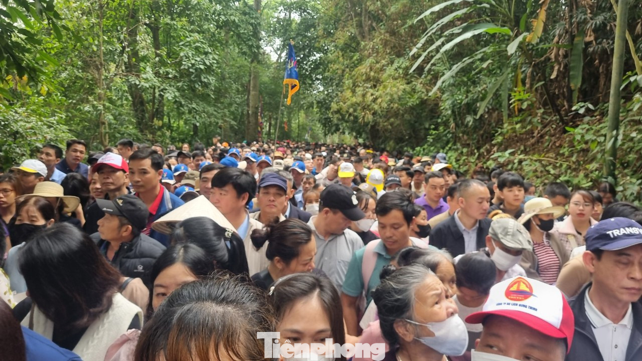 Mặc dù dòng người đổ về dâng hương Vua Hùng ngày một đông, nhưng ai nấy đều có ý thức, nên tình hình an ninh được đảm bảo, không có cảnh chen lấn xô đẩy. Mặc dù dòng người đổ về dâng hương Vua Hùng ngày một đông, nhưng ai nấy đều có ý thức, nên tình hình an ninh được đảm bảo, không có cảnh chen lấn xô đẩy.