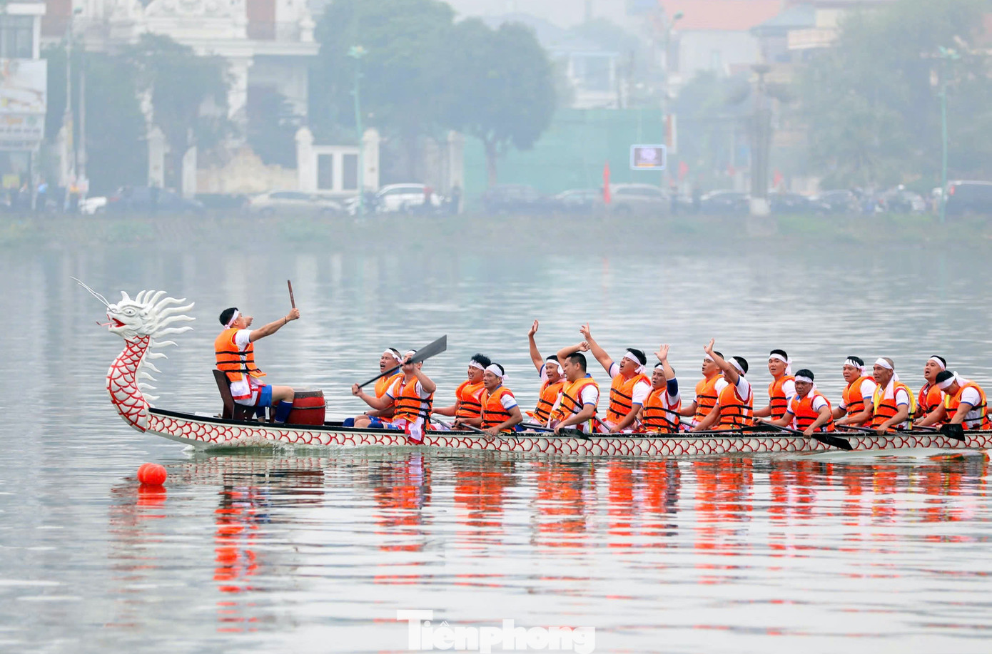 Đội đua phường Bạch Hạc vui mừng về đích và đoạt chức vô địch.
