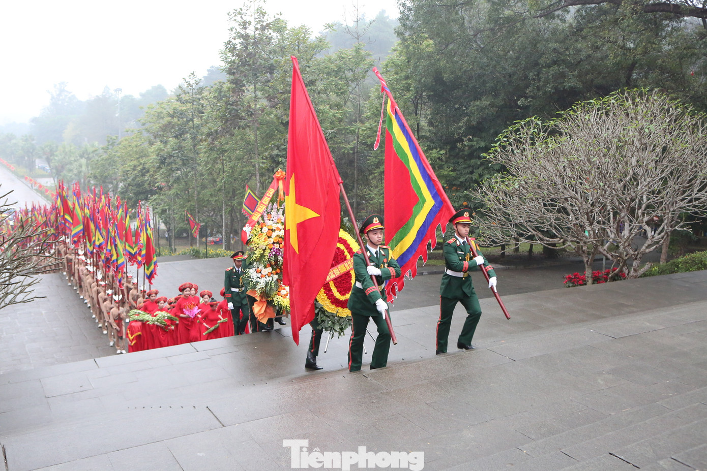 Đoàn hành lễ là đội tiêu binh rước Quốc kỳ, cờ hội và vòng hoa mang dòng chữ "Đời đời nhớ ơn các Vua Hùng đã có công dựng nước". Đoàn hành lễ là đội tiêu binh rước Quốc kỳ, cờ hội và vòng hoa mang dòng chữ "Đời đời nhớ ơn các Vua Hùng đã có công dựng nước".