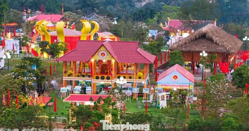 Hội trại Đền Hùng quy tụ các công trình văn hóa, sản phẩm truyền thống đặc trưng của 13 huyện, thành phố, thị xã thuộc tỉnh Phú Thọ.