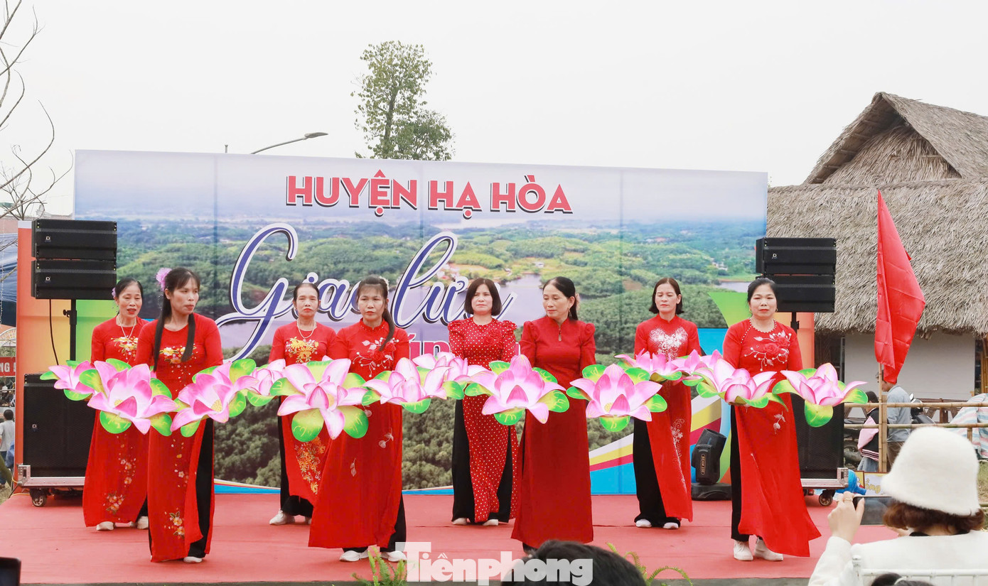 Khi thăm hội trại, người dân được giao lưu văn nghệ với người dân địa phương, chụp ảnh những vườn hoa hướng dương, những công trình độc đáo, thưởng thức những sản vật đặc trưng, sản phẩm OCOP của các huyện, thành, thị của tỉnh Phú Thọ.