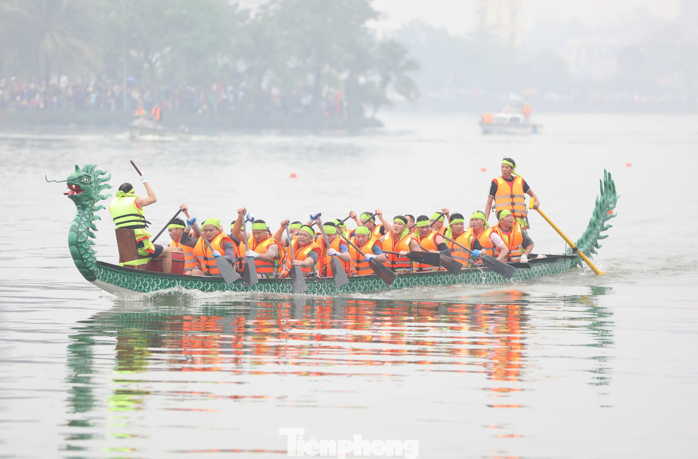 Các vận động viên cống hiến hết mình đua tài để đem vinh quang về cho đội mình.