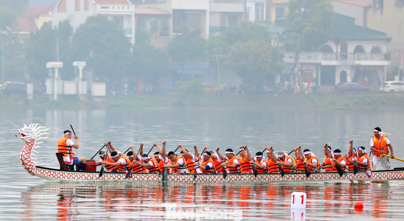 Đội đua phường Bạch Hạc, TP. Việt Trì băng băng về đích.