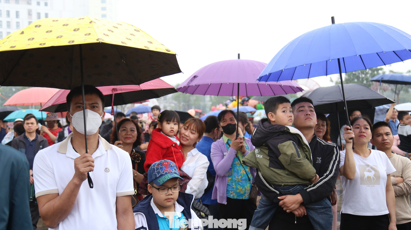 Từ sáng sớm, hàng nghìn người dân đổ về quanh hồ kín các khu vực khán đài và bờ kè để theo dõi và cổ vũ các đội bơi chải. "Năm nào tôi cùng về đây xem bơi chải. Mỗi lần xem tôi cảm thấy hào hứng. Các vận động viên thi đấu hết mình vì màu cờ sắc áo, mang đến cho khán giả bữa tiệc văn hoá sôi động", anh Nguyễn Văn Tân (Vĩnh Phúc) chia sẻ.