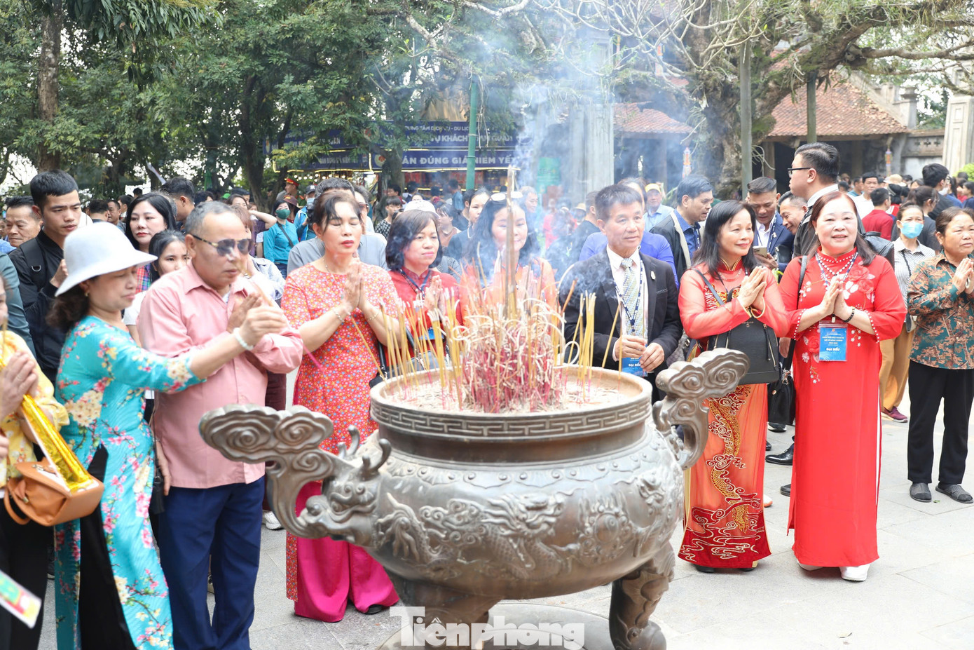 Người dân dâng hương lên Đức Quốc Tổ Lạc Long. Người dân dâng hương lên Đức Quốc Tổ Lạc Long.