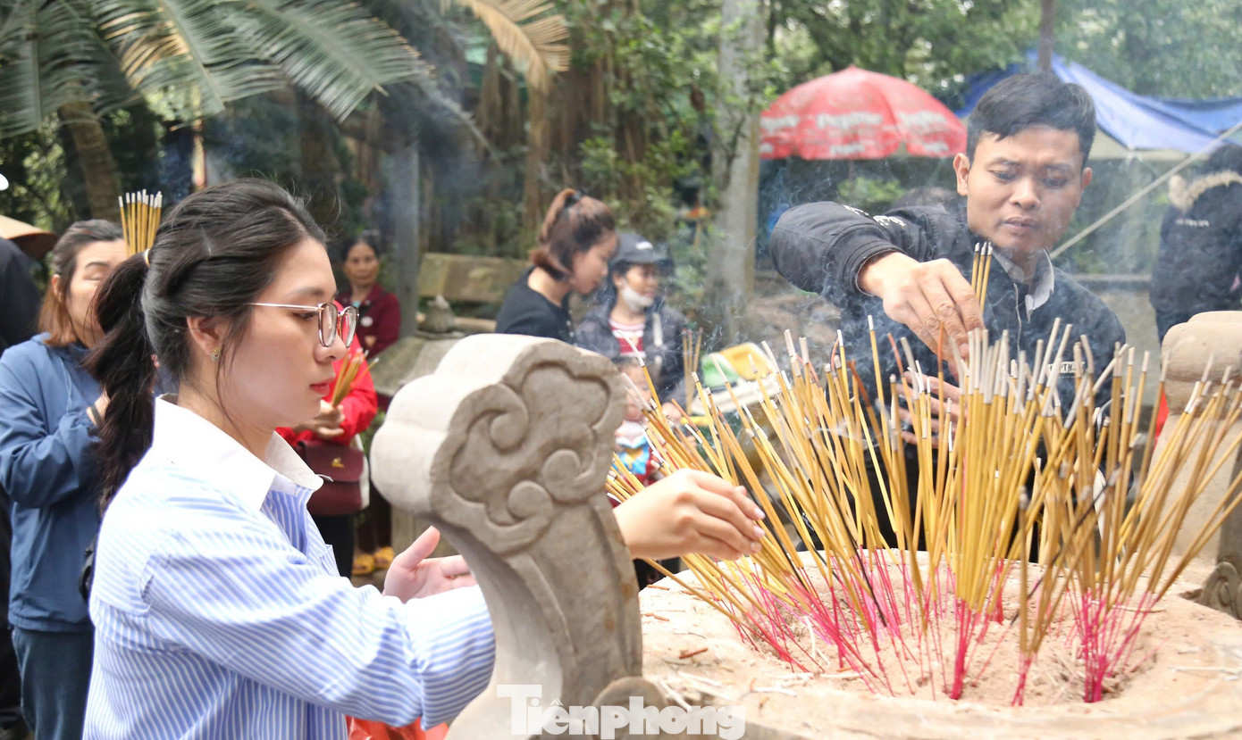 Người dân thắp nén hương thơm dâng lên các Vua Hùng thể hiện lòng tự hào về nòi giống "con Lạc cháu Hồng của mình". Người dân thắp nén hương thơm dâng lên các Vua Hùng thể hiện lòng tự hào về nòi giống "con Lạc cháu Hồng của mình".