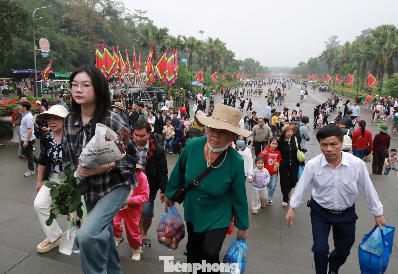 Sáng nay, thời tiết ở khu vực Đền Hùng có mưa nhẹ, nhưng dòng người cầm trên tay lễ vật về dâng hương Vua Hùng ngày một đông. Sáng nay, thời tiết ở khu vực Đền Hùng có mưa nhẹ, nhưng dòng người cầm trên tay lễ vật về dâng hương Vua Hùng ngày một đông.