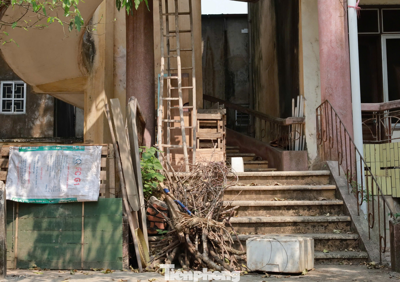 Nhiều vị trí ngôi nhà trở thành nơi vứt rác thải của người dân. Một người bán hàng trước cổng trụ sở này cho biết, khu nhà đã bị bỏ hoang hơn 3 năm. Vì không ai trông coi nên người dân tự vào vứt rác, đỗ ô tô. "Tòa nhà ở khu đất 'vàng' mà không được khai thác gây lãng phí tiền của nhà nước, ảnh hưởng đến mỹ quan đô thị", người bán hàng này chia sẻ.