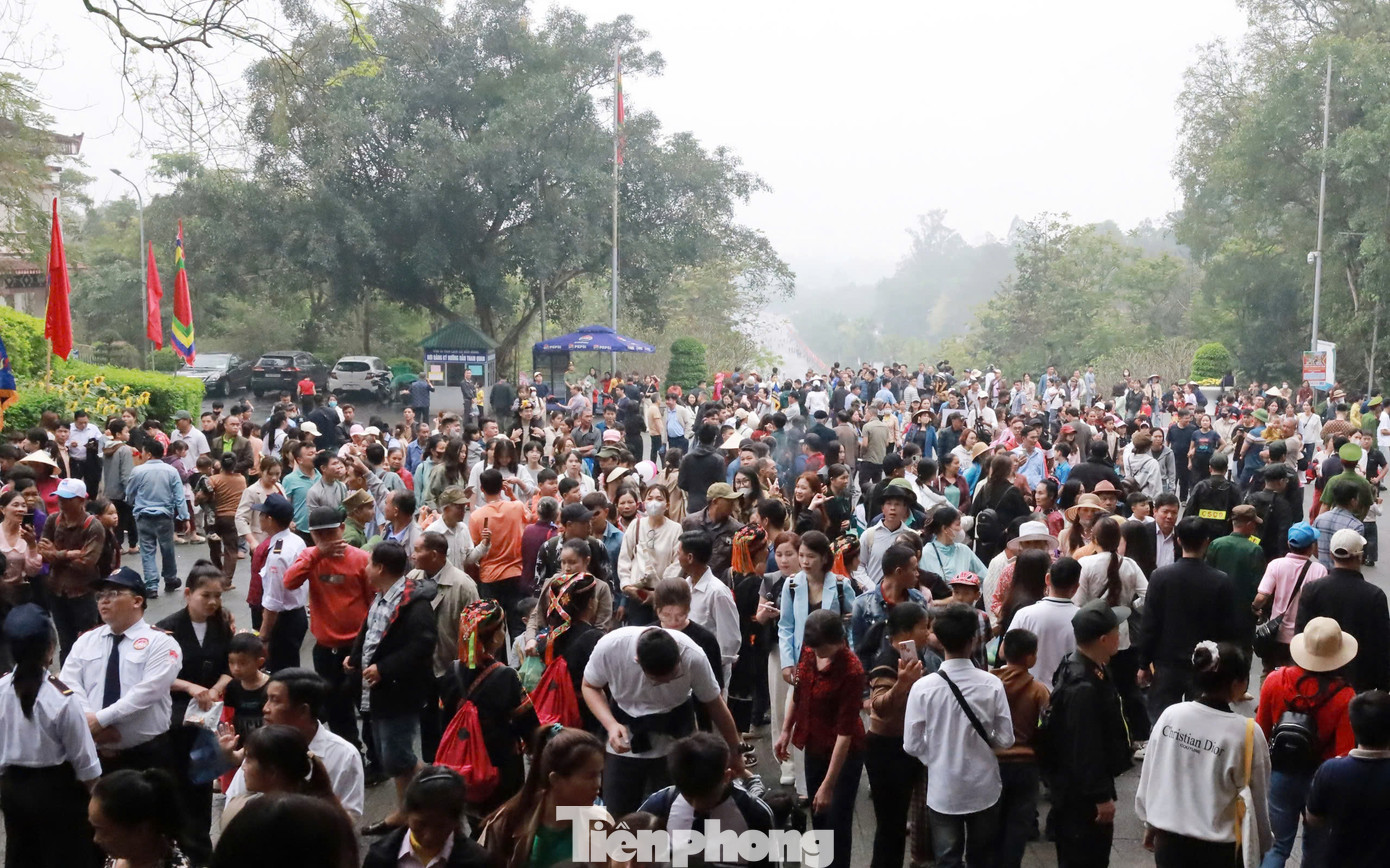 Dòng người đổ về Đền Hùng ngày một tăng. Ông Nguyễn Thanh Bình (tỉnh Bắc Ninh) cho biết, gia đình tôi đi từ 4h sáng để kịp lên tới đền lúc sớm, ai ngờ đến nơi đã thấy hàng nghìn người đứng chờ để lên dâng hương. "Nhìn dòng người về Đất Tổ dâng hương các Vua Hùng, tôi lại cảm thấy tự hào về tình đoàn kết của con lạc, cháu hồng và truyền thống Uống nước nhớ nguồn của nhân dân ta", ông Bình chia sẻ Dòng người đổ về Đền Hùng ngày một tăng. Ông Nguyễn Thanh Bình (tỉnh Bắc Ninh) cho biết, gia đình tôi đi từ 4h sáng để kịp lên tới đền lúc sớm, ai ngờ đến nơi đã thấy hàng nghìn người đứng chờ để lên dâng hương. "Nhìn dòng người về Đất Tổ dâng hương các Vua Hùng, tôi lại cảm thấy tự hào về tình đoàn kết của con lạc, cháu hồng và truyền thống Uống nước nhớ nguồn của nhân dân ta", ông Bình chia sẻ