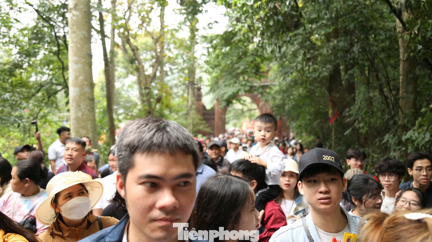 Nhiều trẻ em cũng được bố mẹ đưa về dâng hương Vua Hùng. Nhiều trẻ em cũng được bố mẹ đưa về dâng hương Vua Hùng.