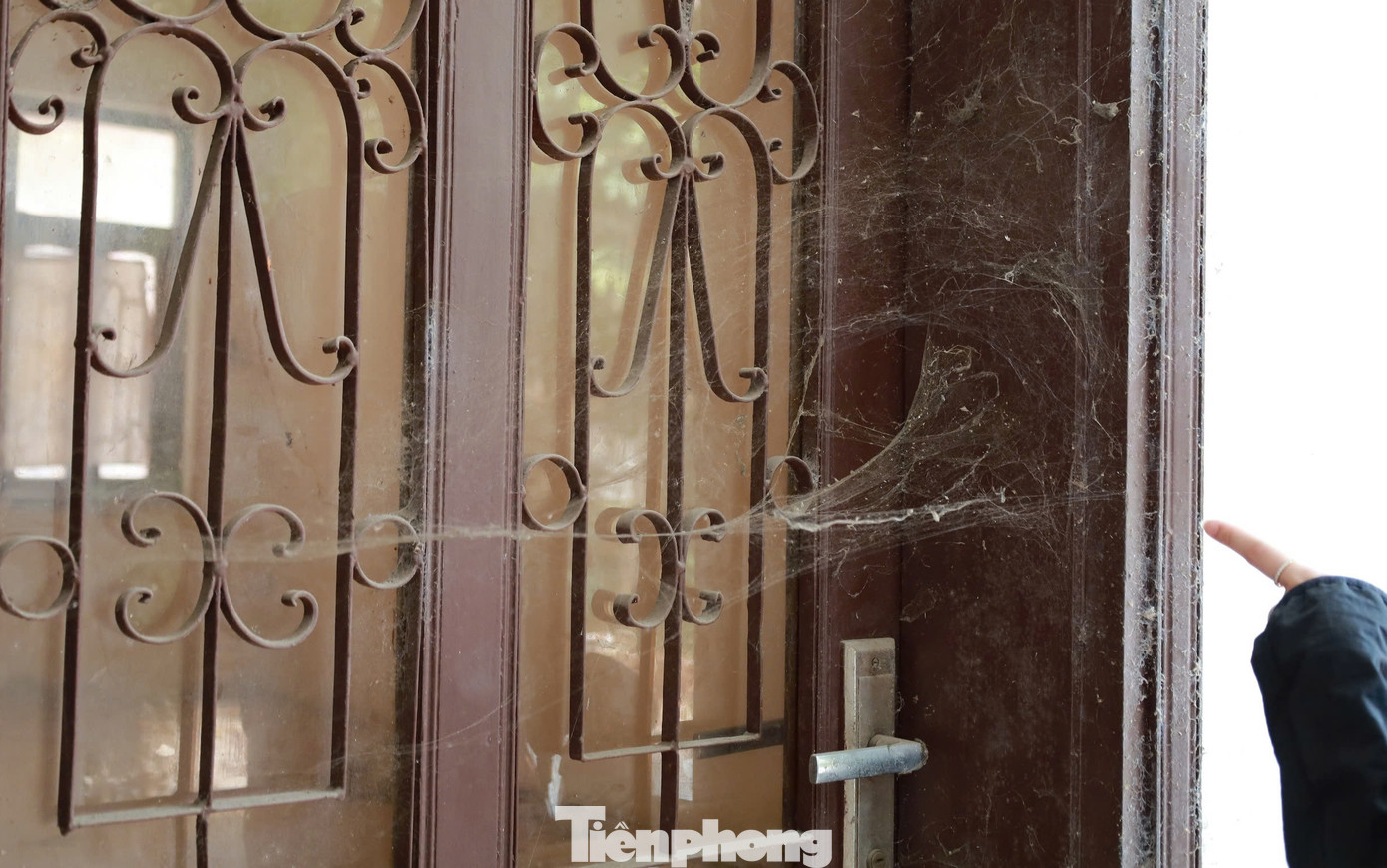 Lãnh đạo Sở Nông nghiệp và Môi trường Hòa Bình xác nhận, trụ sở này trước đây là nơi làm việc của một số cơ quan thuộc Sở. Cuối năm 2021, các cơ quan đã được di dời sang địa điểm mới nên để không từ đó đến nay. Công trình này được xây dựng từ những năm 1980, khi còn là tỉnh Hà Sơn Bình. Qua thời gian dài sử dụng, khu nhà dần xuống cấp. Dù từng có đề xuất sửa chữa hoặc bán đấu giá để thu ngân sách nhưng kế hoạch này chưa được thực hiện.