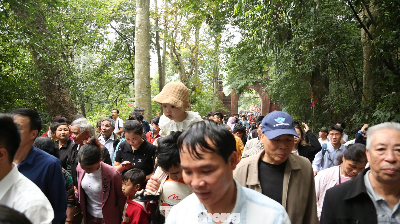 Nhiều trẻ em cũng được bố mẹ đưa về dâng hương Vua Hùng. Nhiều trẻ em cũng được bố mẹ đưa về dâng hương Vua Hùng.