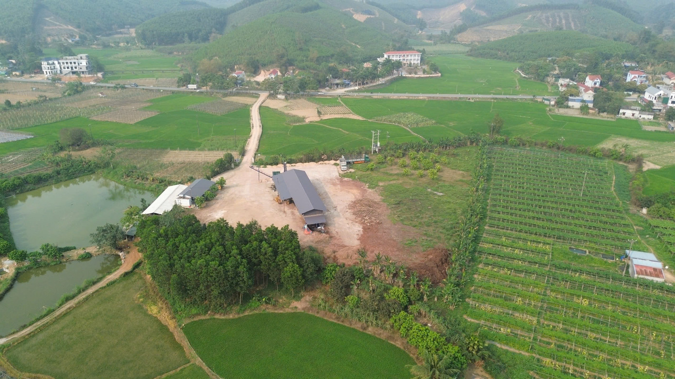 Xưởng gỗ trái phép nằm cách trụ sở UBND xã Nam Thượng khoảng 300m. Xưởng gỗ trái phép nằm cách trụ sở UBND xã Nam Thượng khoảng 300m.