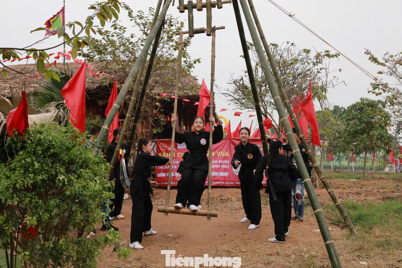 Trẻ em thích thú với trò chơi dân gian tại hội trại.