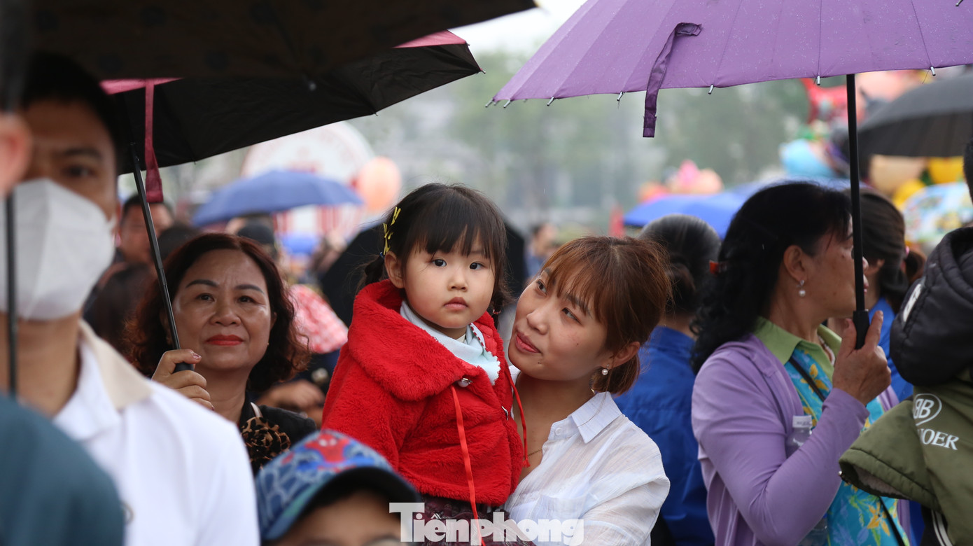 Từ sáng sớm, hàng nghìn người dân đổ về quanh hồ kín các khu vực khán đài và bờ kè để theo dõi và cổ vũ các đội bơi chải. "Năm nào tôi cùng về đây xem bơi chải. Mỗi lần xem tôi cảm thấy hào hứng. Các vận động viên thi đấu hết mình vì màu cờ sắc áo, mang đến cho khán giả bữa tiệc văn hoá sôi động", anh Nguyễn Văn Tân (Vĩnh Phúc) chia sẻ.