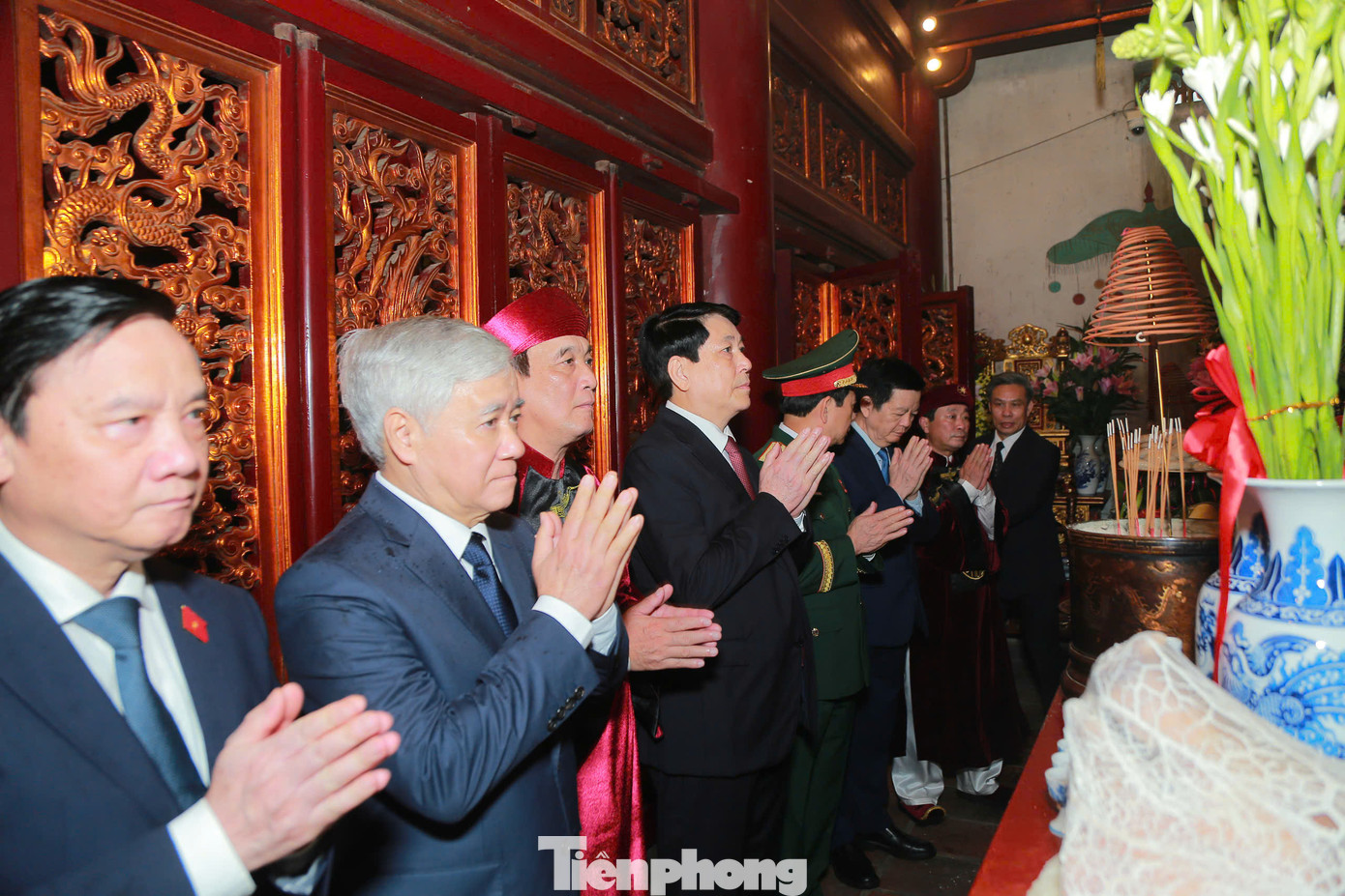 Chủ tịch nước Lương Cường cùng lãnh đạo Đảng, Nhà nước dâng hương tưởng nhớ công lao của các Vua Hùng đã có công dựng nước, giữ nước. Chủ tịch nước Lương Cường cùng lãnh đạo Đảng, Nhà nước dâng hương tưởng nhớ công lao của các Vua Hùng đã có công dựng nước, giữ nước.