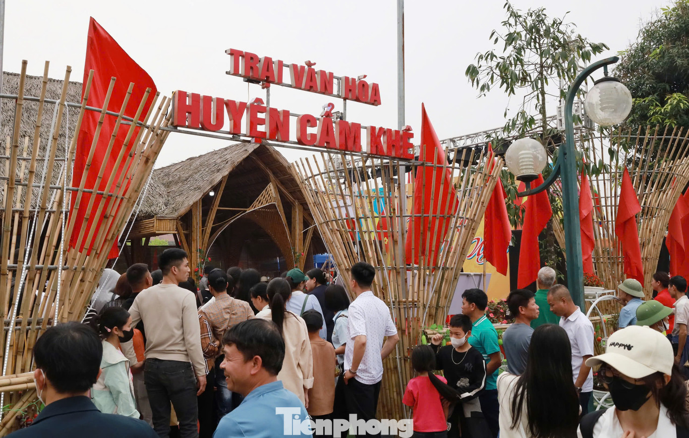 Mỗi ngày có hàng nghìn người đến thăm Hội trại Đền Hùng.