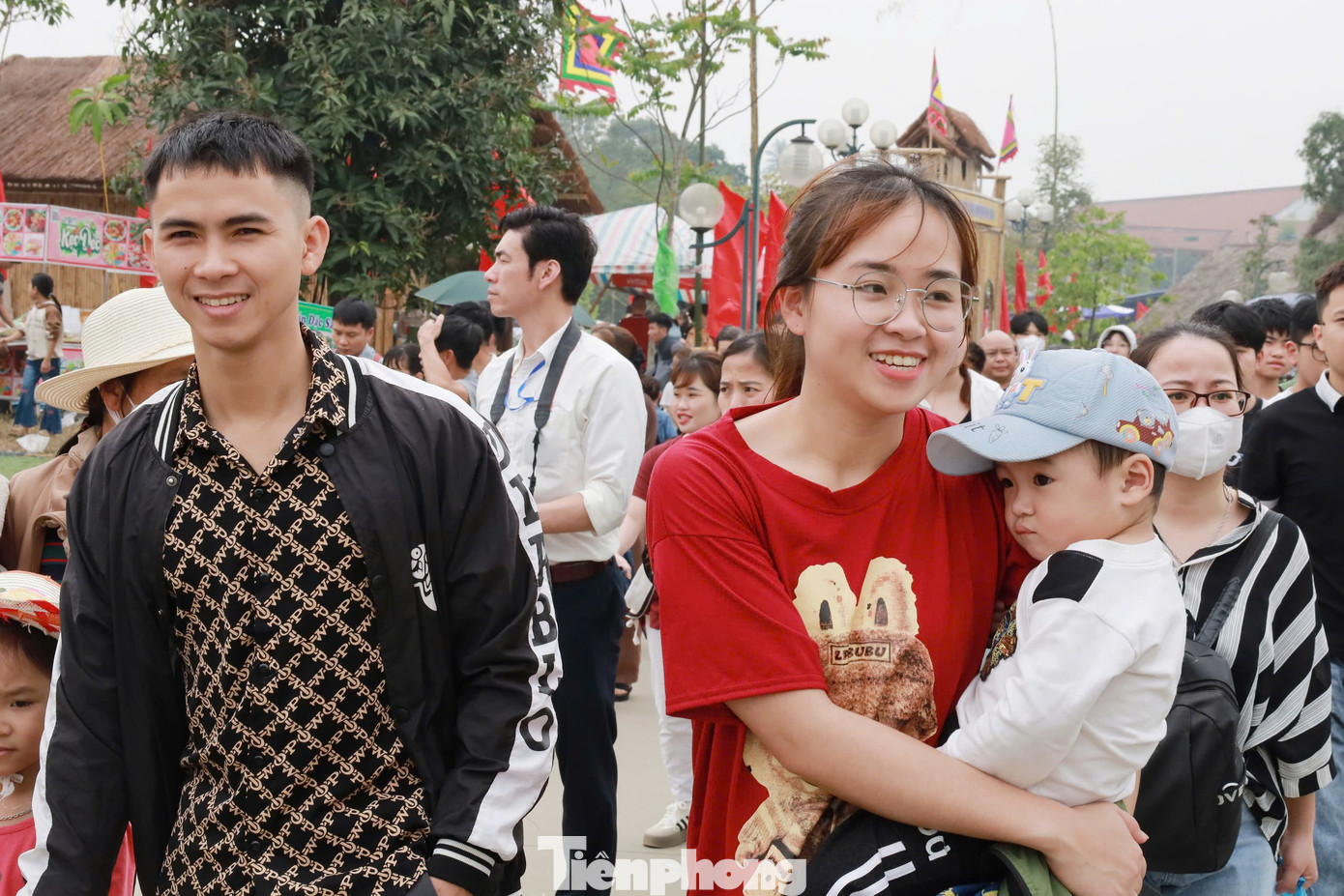 Nhiều người dân tranh thủ ngày nghỉ đưa con đến thăm Đền Hùng và vui chơi tại hội trại.