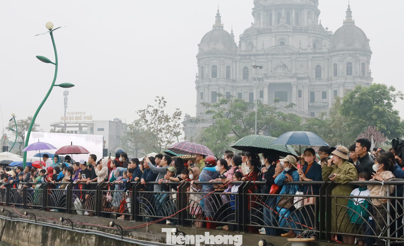 Từ sáng sớm, hàng nghìn người dân đổ về quanh hồ kín các khu vực khán đài và bờ kè để theo dõi và cổ vũ các đội bơi chải. "Năm nào tôi cùng về đây xem bơi chải. Mỗi lần xem tôi cảm thấy hào hứng. Các vận động viên thi đấu hết mình vì màu cờ sắc áo, mang đến cho khán giả bữa tiệc văn hoá sôi động", anh Nguyễn Văn Tân (Vĩnh Phúc) chia sẻ.