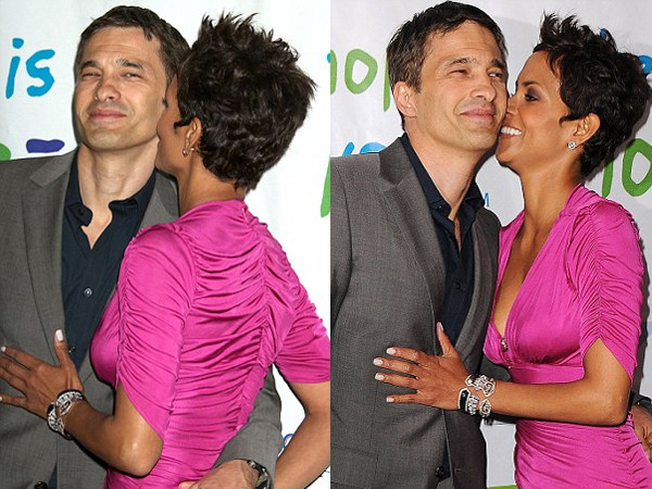 Hai người không ngại trao nhau những cử chỉ âu yếm