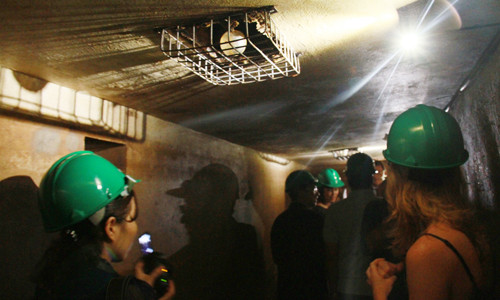 Du khách tham quan hầm trú bom trong khách sạn Metroole. Ảnh: Trường Phong