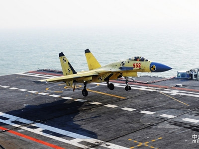 Máy bay J-15 trên tàu sân bay Liêu Ninh. Ảnh: People’s Daily.