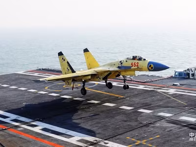 Máy bay J-15 trên tàu sân bay Liêu Ninh. Ảnh: People’s Daily.. Máy bay J-15 trên tàu sân bay Liêu Ninh. Ảnh: People’s Daily.