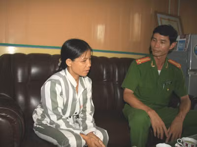 Trung tá Lều Quang Hoà - Đội trưởng Đội trinh sát trại giam Xuân Nguyên đang hỏi thăm tình hình cải tạo của phạm nhân Nguyễn Thị Khuyên. (Giadinh.net)