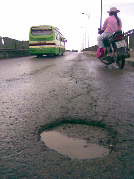 Nhánh cầu Rạch Chiếc (từ quận Thủ Đức về quận 2) sụt lún làm xuất hiện ổ gà. Ảnh : LT. Nhánh cầu Rạch Chiếc (từ quận Thủ Đức về quận 2) sụt lún làm xuất hiện ổ gà. Ảnh : LT