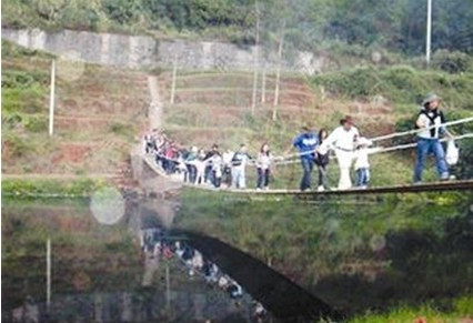 Cây cầu treo trước khi bị lật