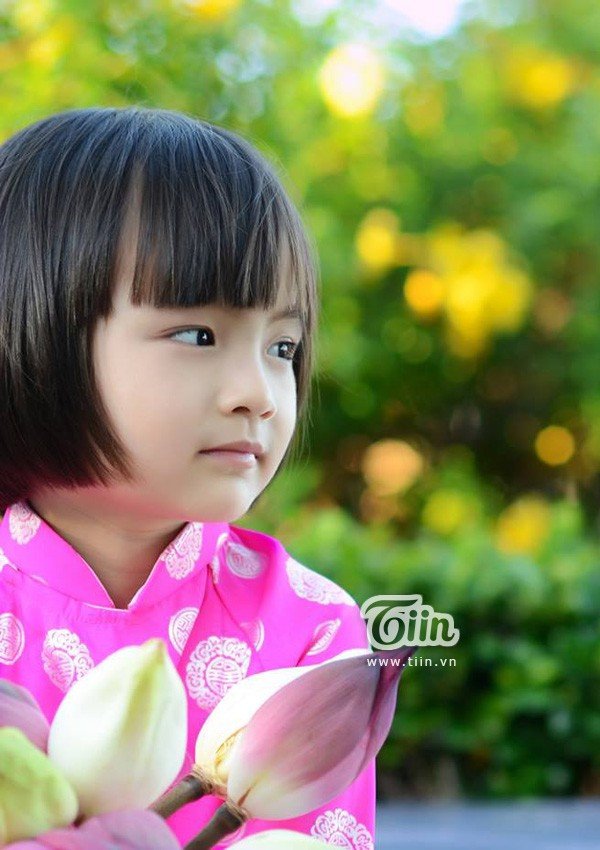 Dù nhìn ở góc độ nào, trong trạng thái biểu cảm nào, thiên thần nhí Bảo Thư vẫn thật dễ thương và đáng yêu