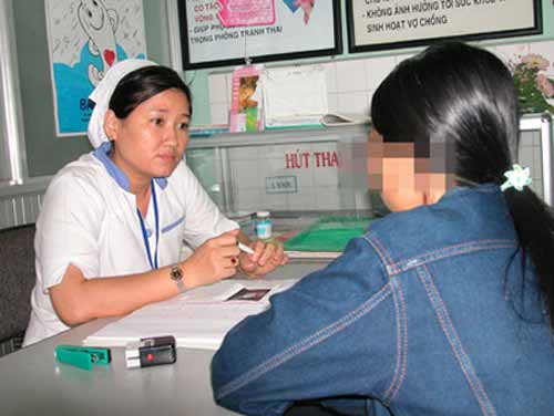 Các nữ sinh cần phải được tư vấn về sức khỏe tình dục để tránh trường hợp có thai ngoài ý muốn. Ảnh minh họa/ Nguồn: Internet.. Các nữ sinh cần phải được tư vấn về sức khỏe tình dục để tránh trường hợp có thai ngoài ý muốn. Ảnh minh họa/ Nguồn: Internet.