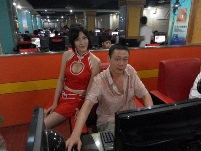 ... có thể thấy những người đàn ông bậc trung niên cũng tò mò tới đây và thành khách hàng ruột