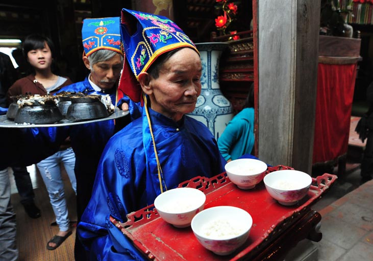 Ngọc thực được đâng lên đức thánh