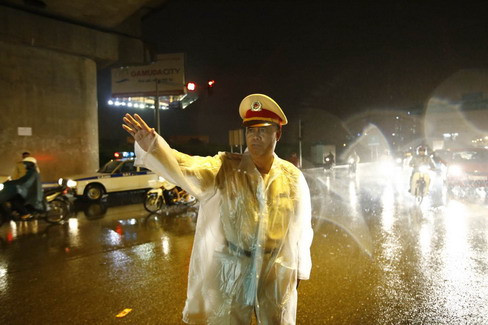 Cảnh sát Hà Nội phân luồng giao thông đêm 10/11. Ảnh: Như Ý 