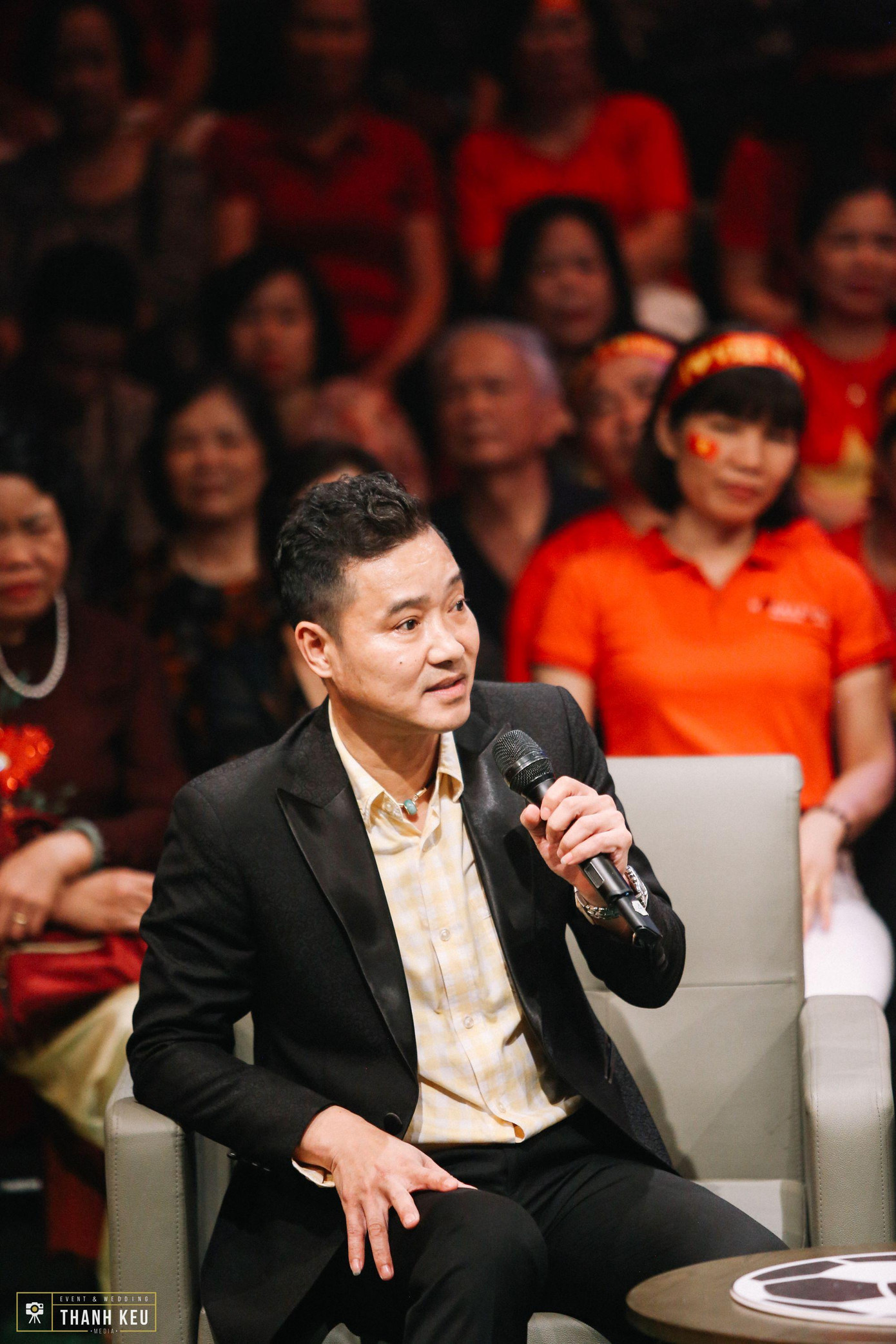 Hồng Sơn cho biết anh giữ được phom dáng nhờ tập luyện liên tục Hồng Sơn cho biết anh giữ được phom dáng nhờ tập luyện liên tục