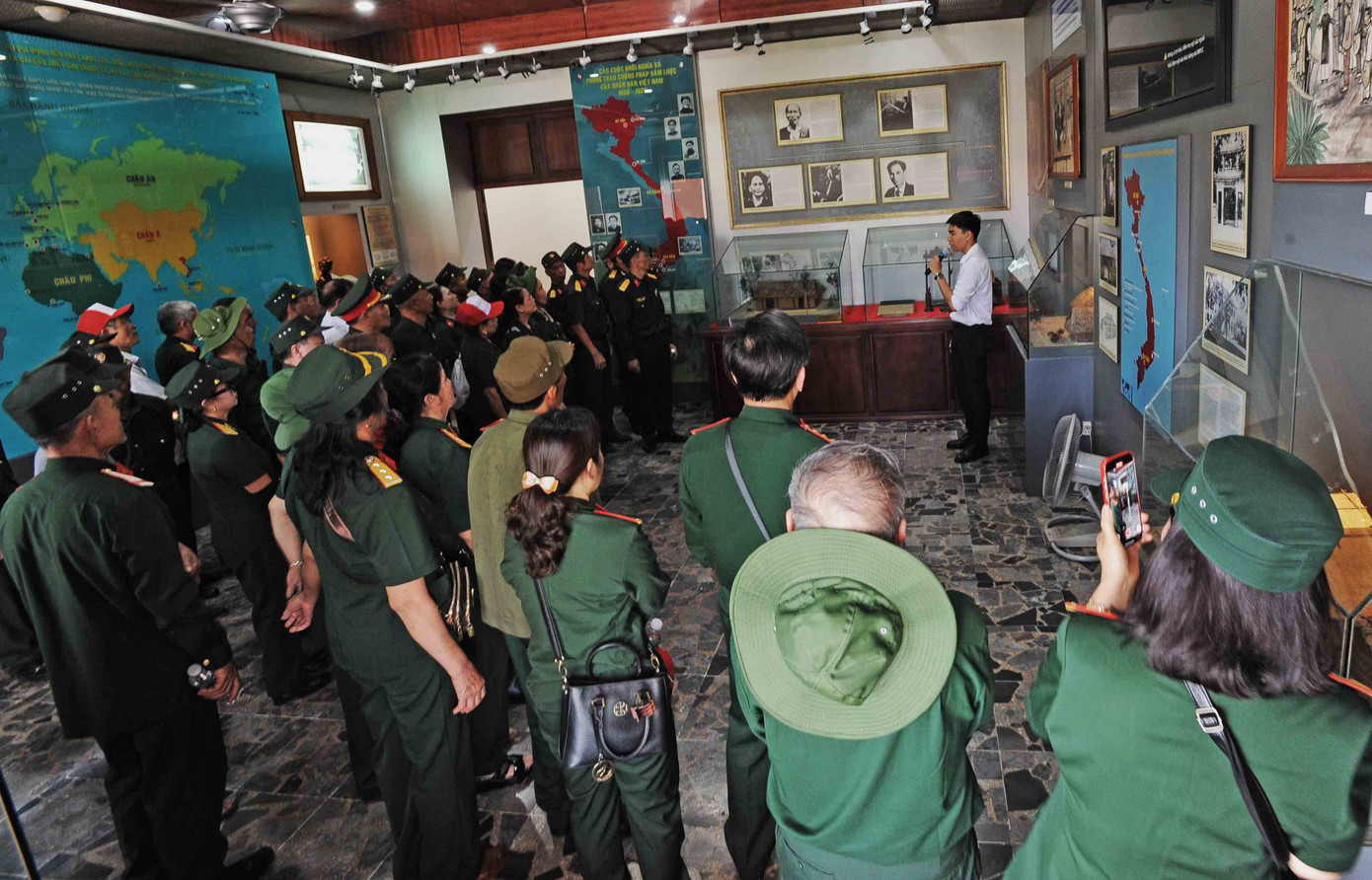 Ngày 5/6/1911 chàng thanh niên Nguyễn Tất Thành đã rời bến cảng Nhà Rồng đi tìm đường cứu nước. Sau ngày đất nước thống nhất (30/4/1975), di tích bến cảng Nhà Rồng đã trở thành bảo tàng lưu giữ các kỷ vật về bác Hồ. Trong dịp kỷ niệm 50 năm thống nhất đất nước, mỗi ngày có hàng trăm cựu chiến binh từ khắp mọi miền đất nước về thăm bến Nhà Rồng.