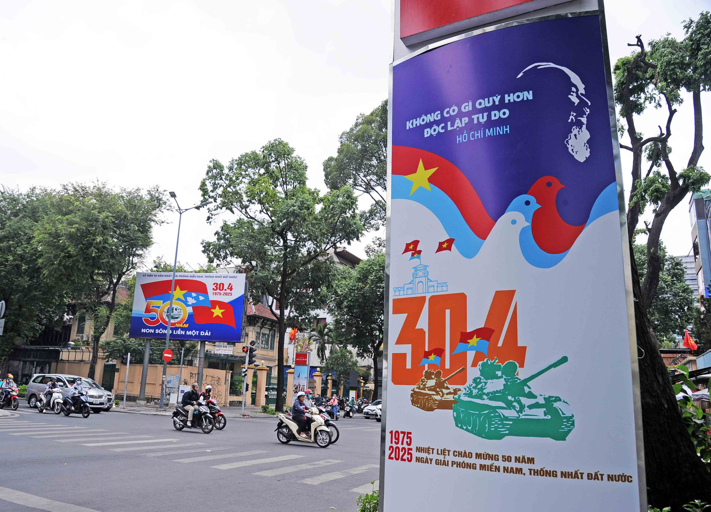 Hình ảnh những chiếc xe tăng tiến vào Dinh Độc lập với dòng chữ "Không có gì quý hơn độc lập tự do" xuất hiện trên các ngả đường.
