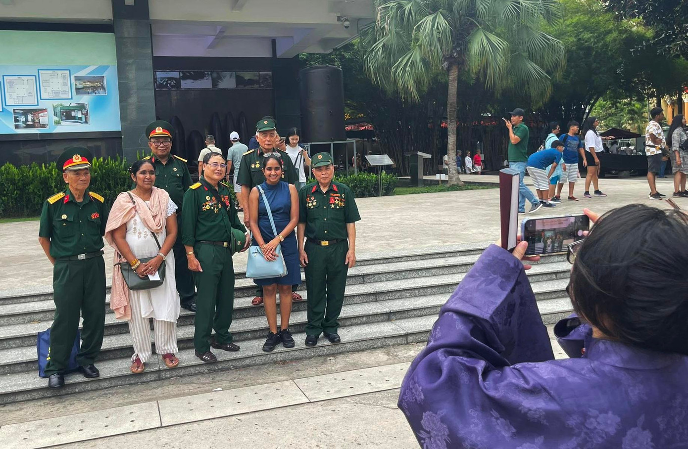 Khách nước ngoài cũng xin chụp ảnh chung với cựu chiến binh Việt Nam Khách nước ngoài cũng xin chụp ảnh chung với cựu chiến binh Việt Nam