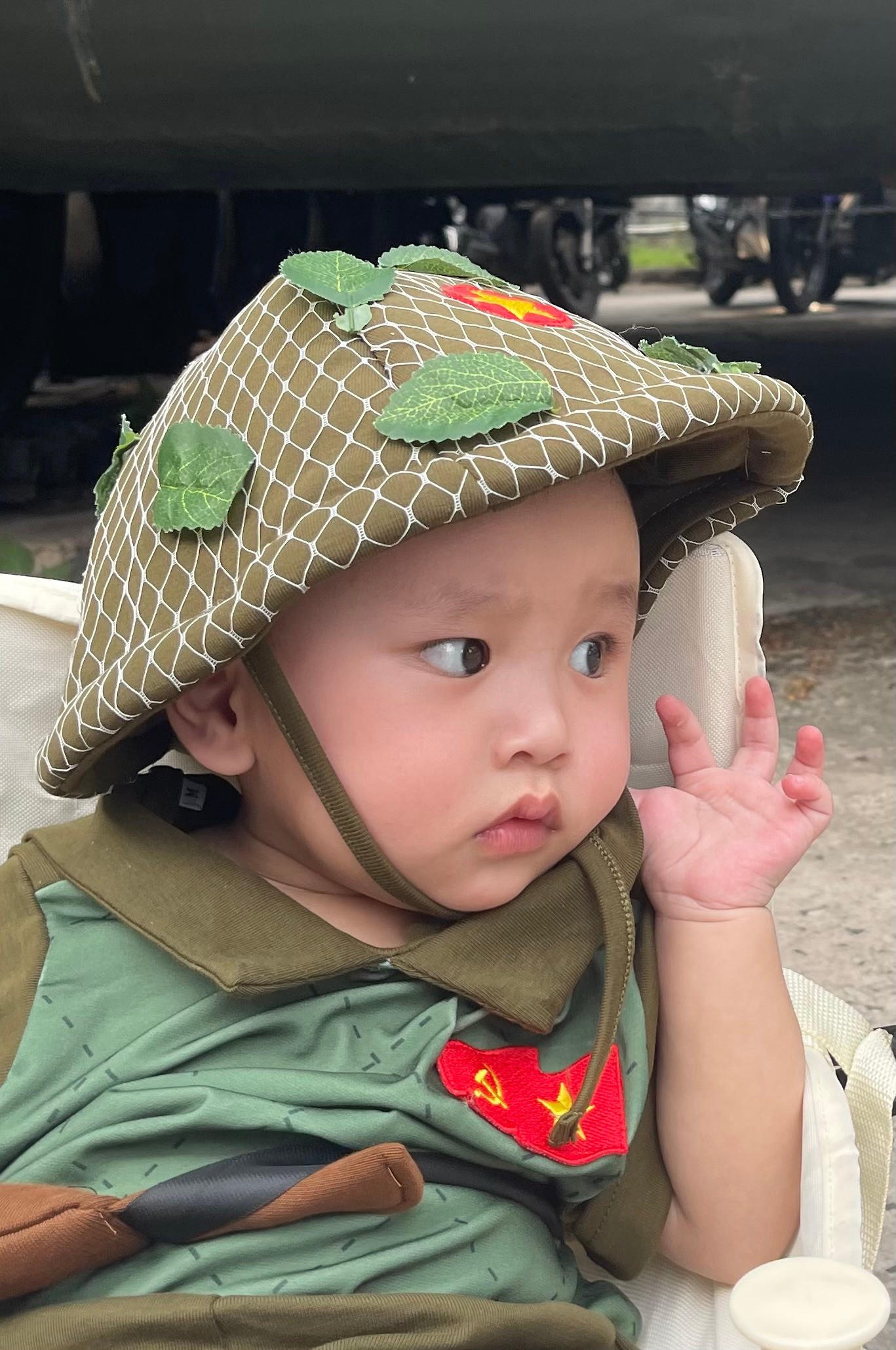 Anh vệ quốc đoàn nhí được gia đình đưa đi thăm Bảo tàng chứng tích chiến tranh tại TPHCM.