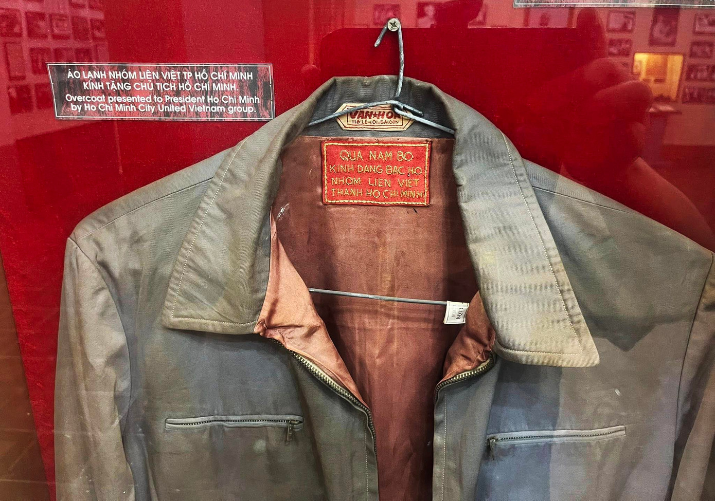 Áo ấm của đồng bào miền Nam kính tặng Bác Hồ.