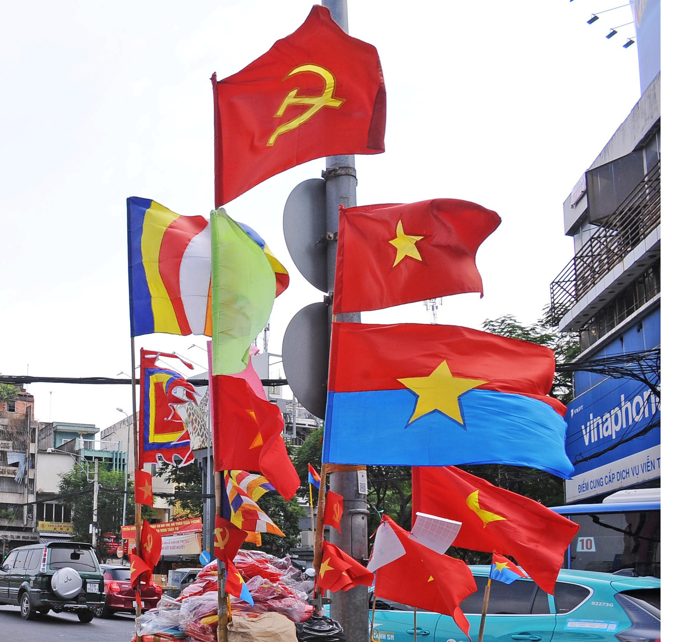 Đường phố ở quận 5 tưng bừng cờ hoa.